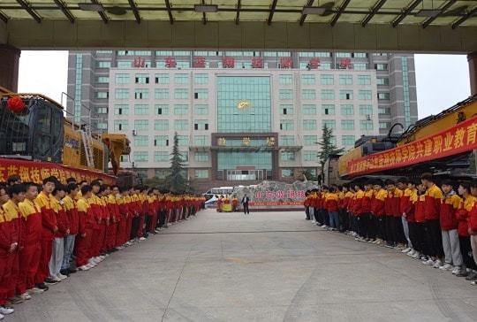 喜讯：旋挖钻机、打桩机进驻山东蓝翔技师学院！(图2)
