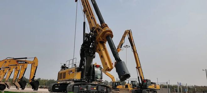 喜讯：旋挖钻机、打桩机进驻山东蓝翔技师学院！(图3)