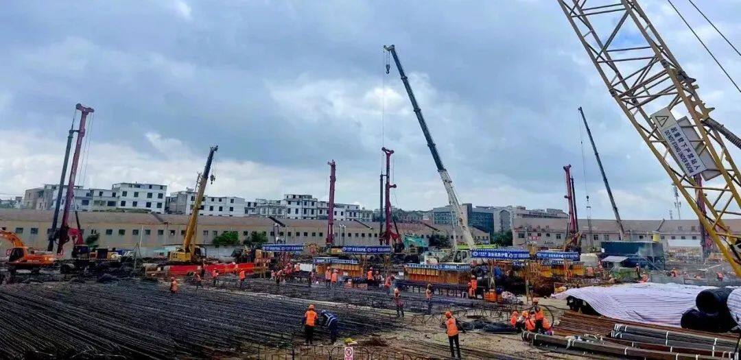 14台三一旋挖钻机共建云南妇幼保健院新院项目(图1)