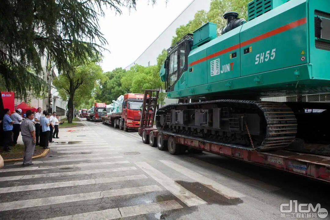 为半年收官再敲重锤 上海金泰海外市场桩工机械产品批量交付发车(图2)