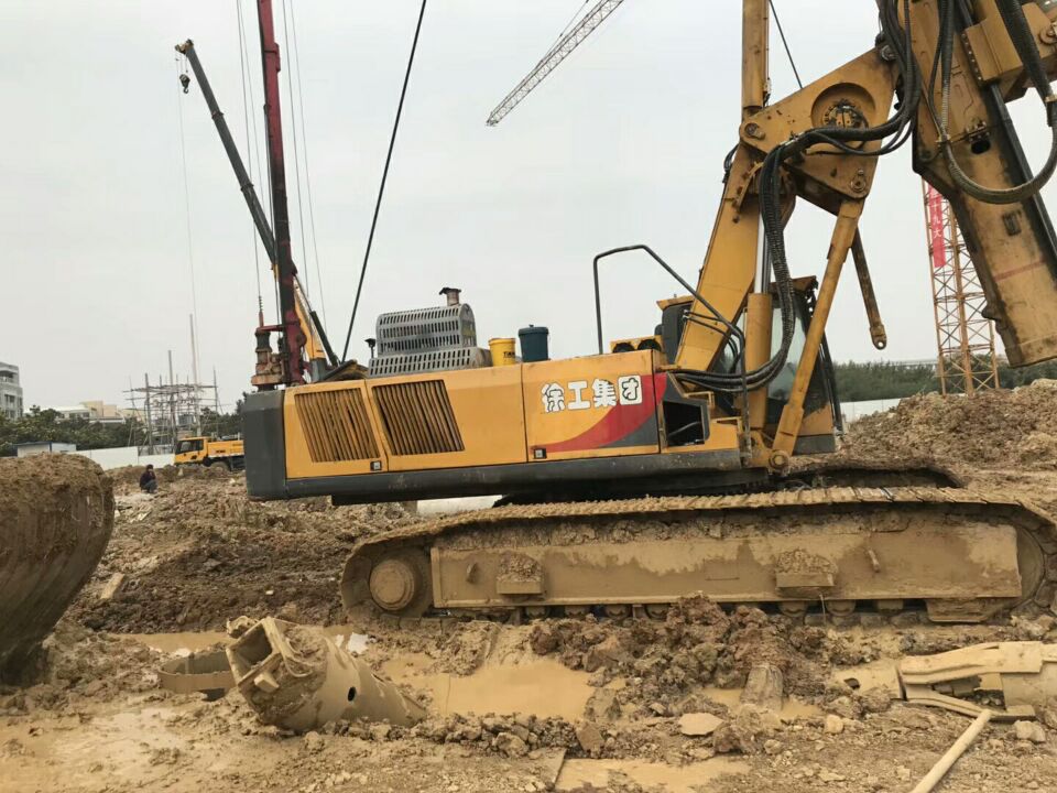 一工地桩机倒塌一轿车被砸车内2人被困(图1)