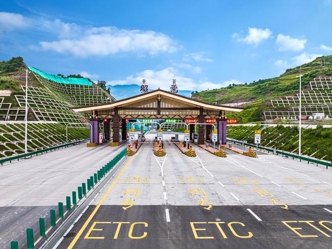 建成通车！大小凉山腹地首通高速公路(图2)
