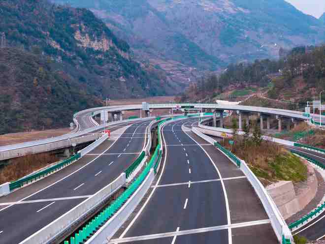 建成通车！大小凉山腹地首通高速公路(图3)