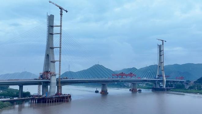 甬台温改扩建台州北段项目灵江特大桥主桥合龙(图2)