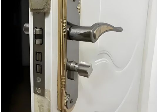 青岛开锁换锁芯师傅电话 - 青岛开指纹锁、开车锁、开密码箱电话(图1)