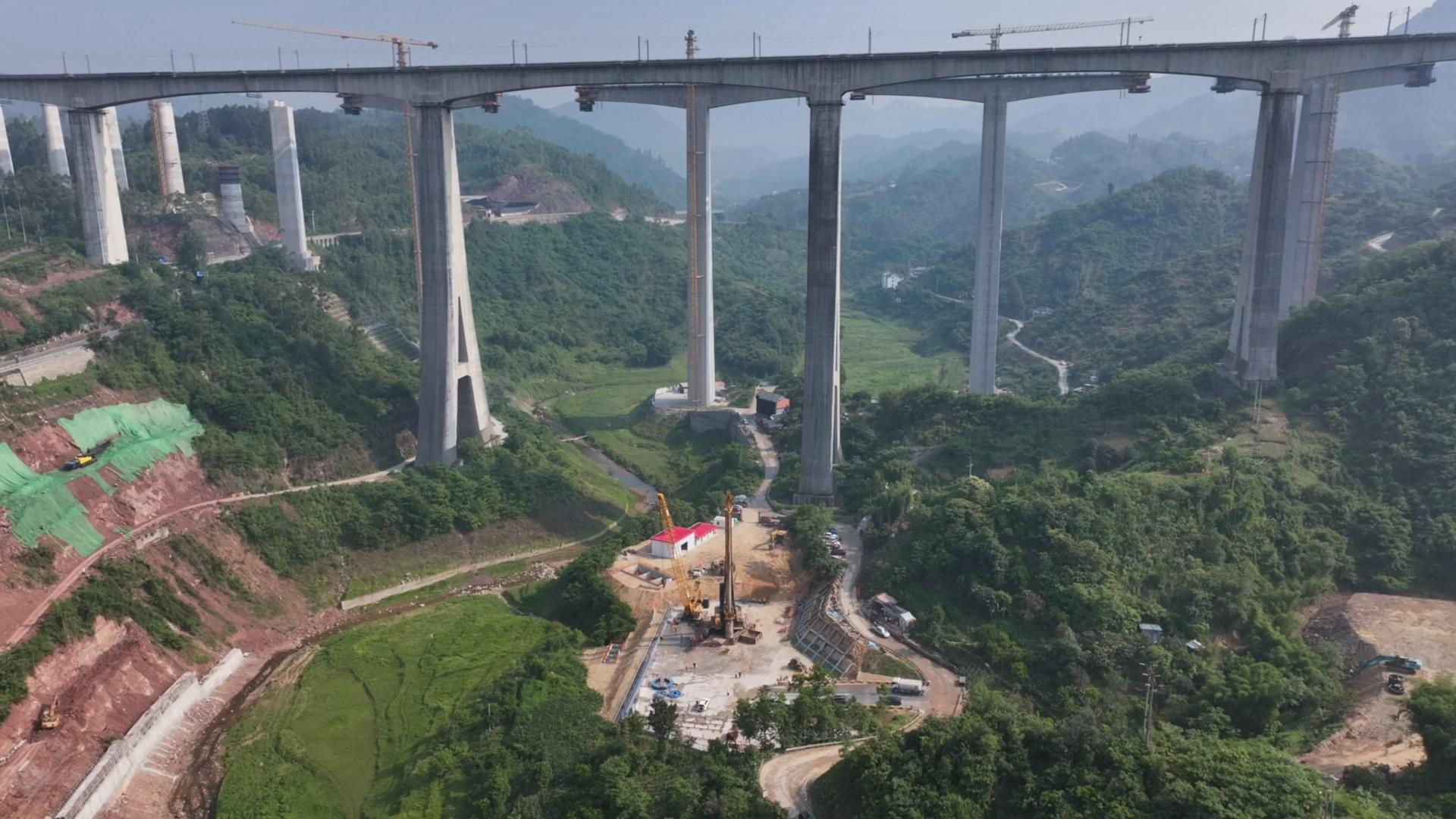 国内设计时速350公里高铁最高桥墩首桩正式开钻(图1)