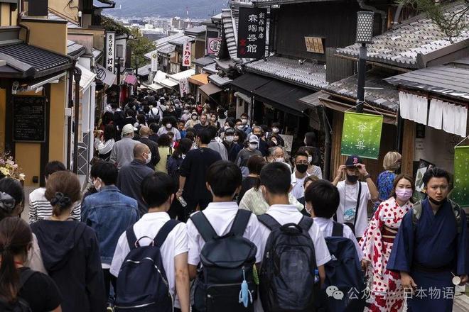 “日本老便宜了！” 五一黄金周外国人挤爆京都当地特产店销量飙升老板笑歪了(图1)