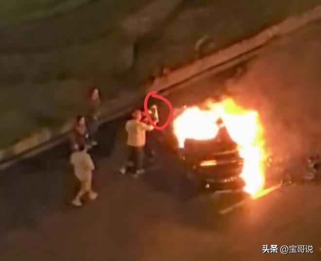 成都小米su7起火后续：司机遇难车门无法打开引热议小米回应(图2)
