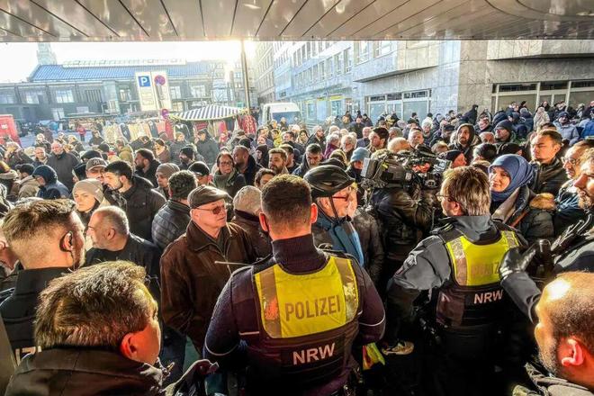 破墙而入！德国一家银行被盗3200个保险箱被撬开！损失1000-90万欧元？(图1)