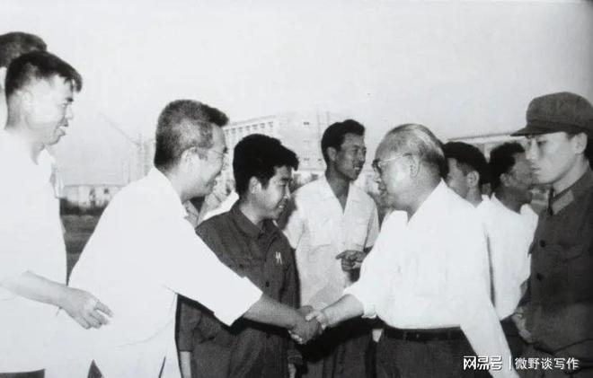 76年余秋里在广州疗养突然一则电话打来：老人家病重赶紧回京(图1)