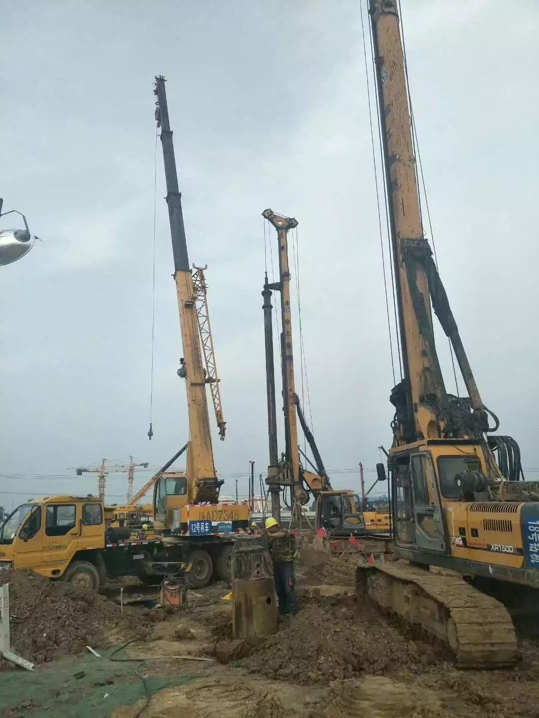 中国安能二局申请预裂孔角度控制装置专利避免钻机震动时对气缸造成损坏(图1)