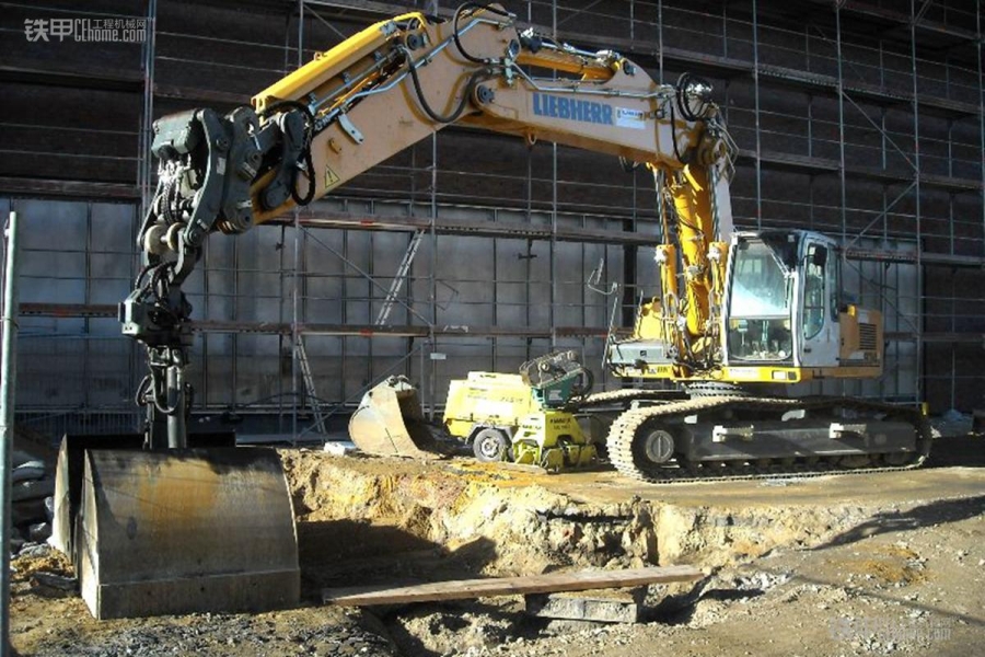 在项目建设一线个临时党支部(图1)