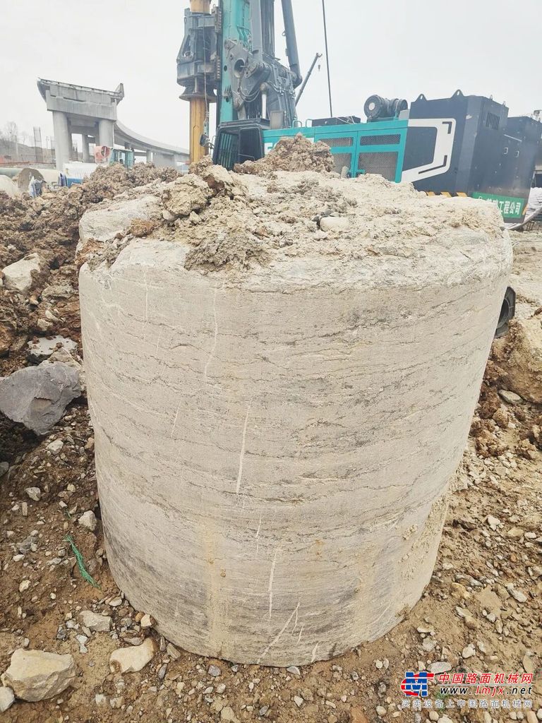 “亮剑”济南绕城改扩建项目山河智能增程式电动旋挖钻机高效入岩受好评(图2)