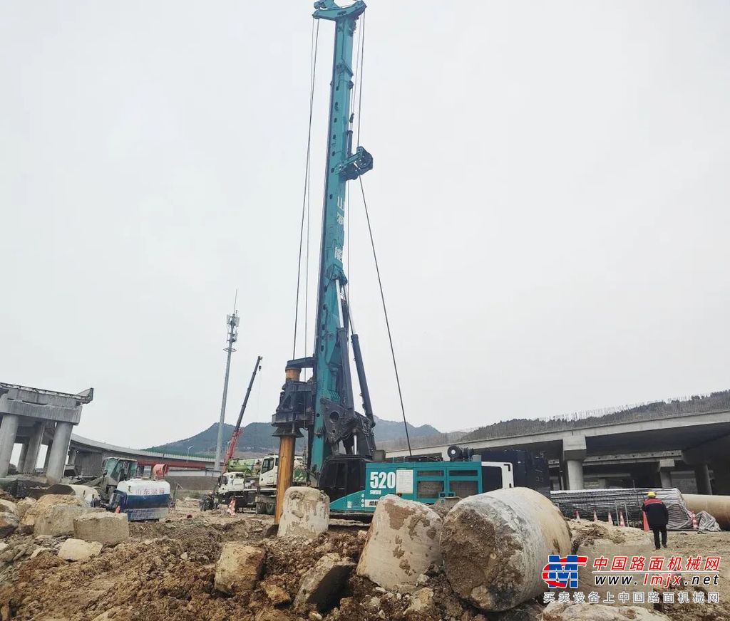 “亮剑”济南绕城改扩建项目山河智能增程式电动旋挖钻机高效入岩受好评(图1)