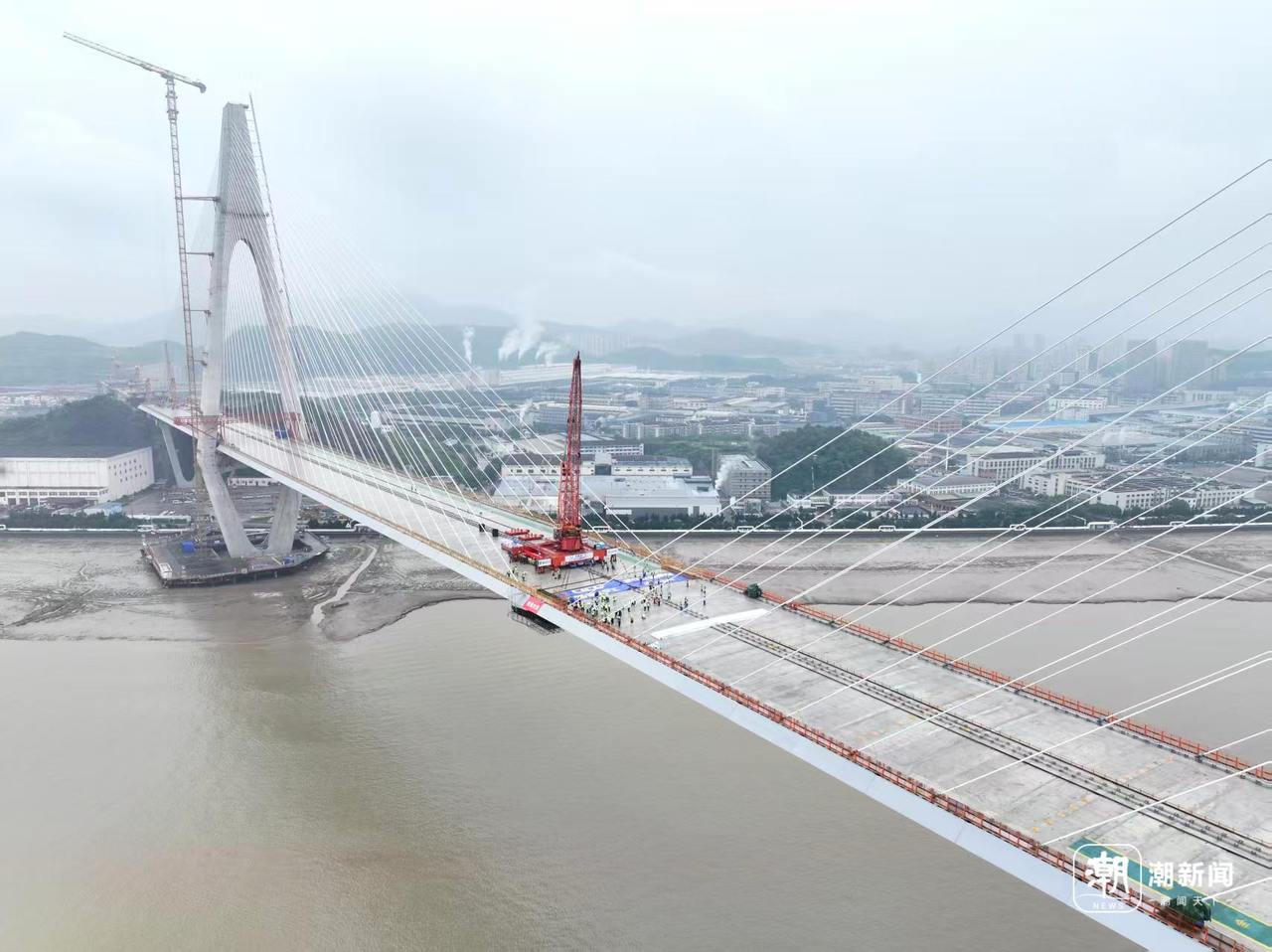 “巨龙”卧波跨甬江世界最大跨径三塔不对称斜拉桥合龙(图2)