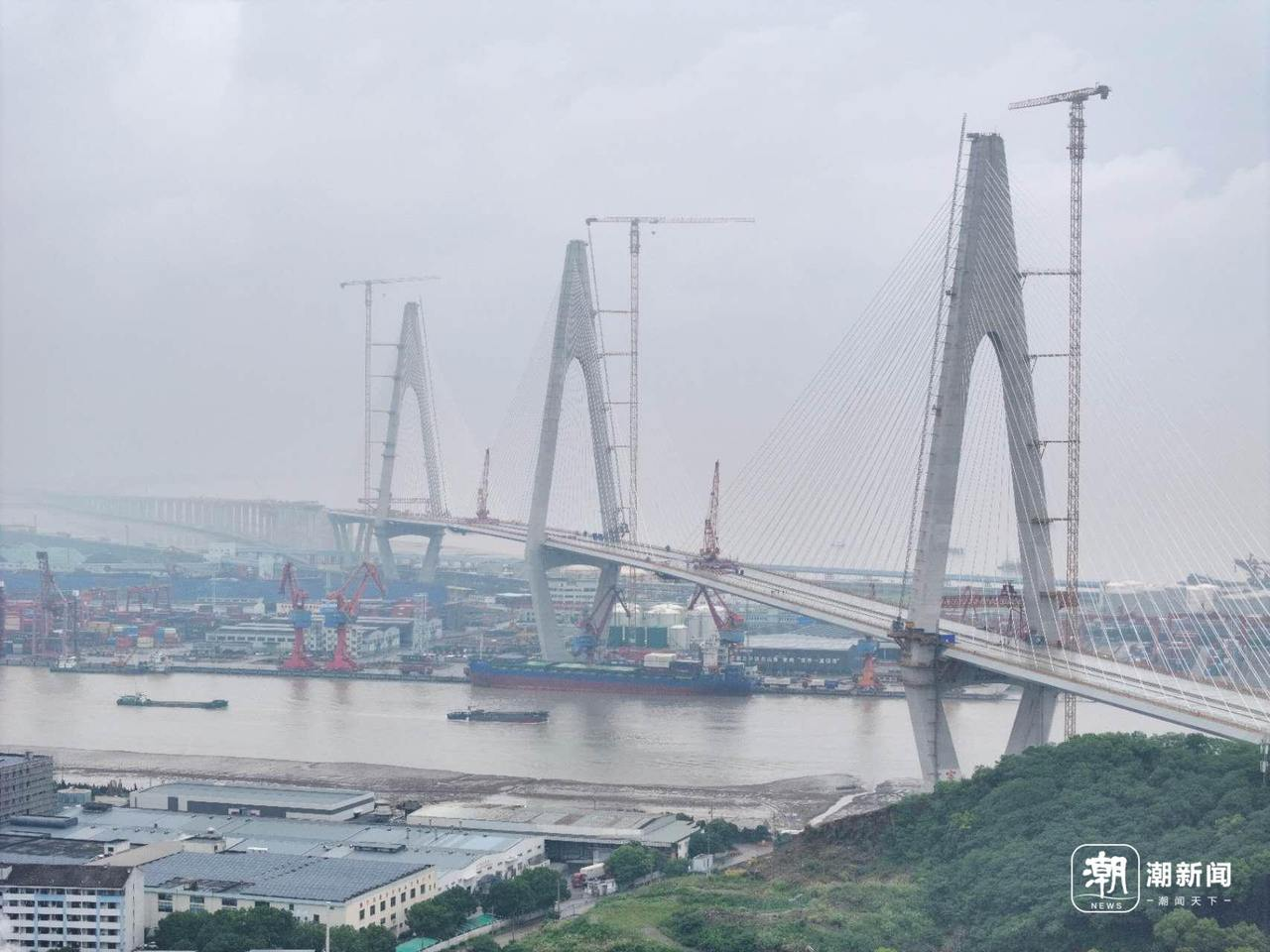 “巨龙”卧波跨甬江世界最大跨径三塔不对称斜拉桥合龙(图3)